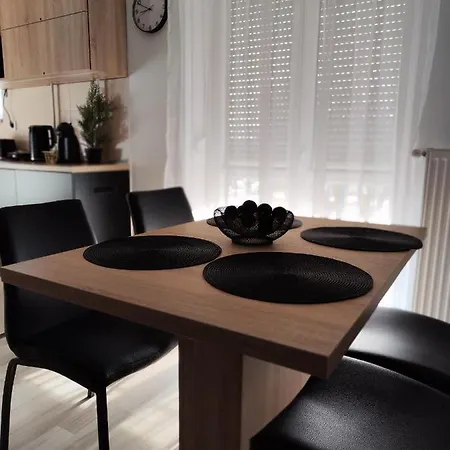 מישקולץ Kinizsi Apartman מראה חיצוני תמונה